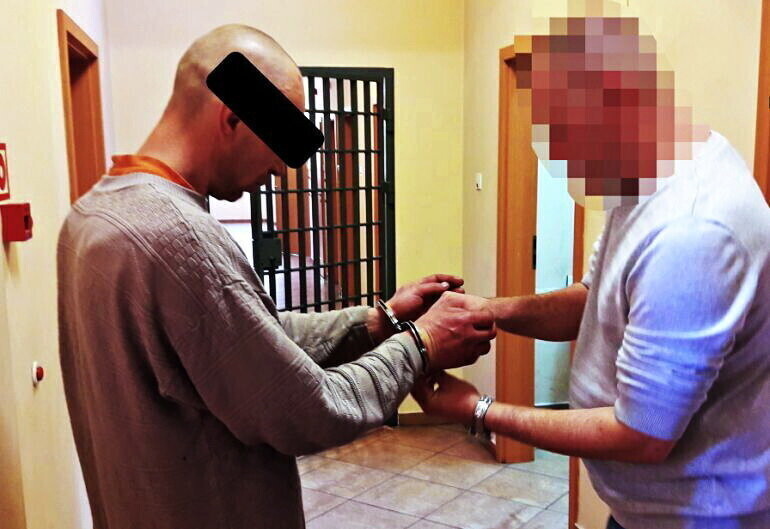 Nie potrafili wyjaśnić po co zabrali meble ogrodowe z baru