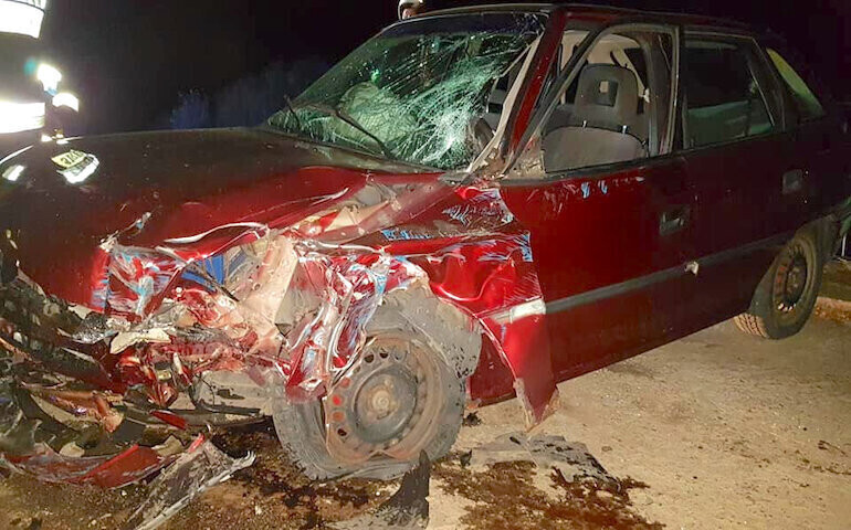 Osobówka uderzyła w bariery mostu