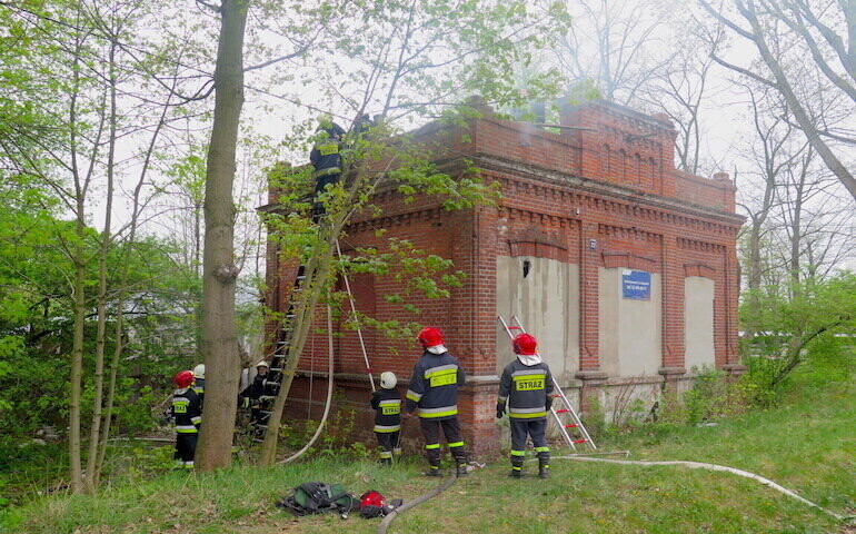 Pożar w byłej stacji wąskotorówki w Poniatowie