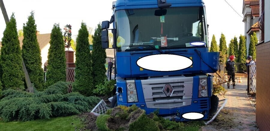 Kierowca tira wjechał w ogrodzenie posesji aby uniknąć tragedii