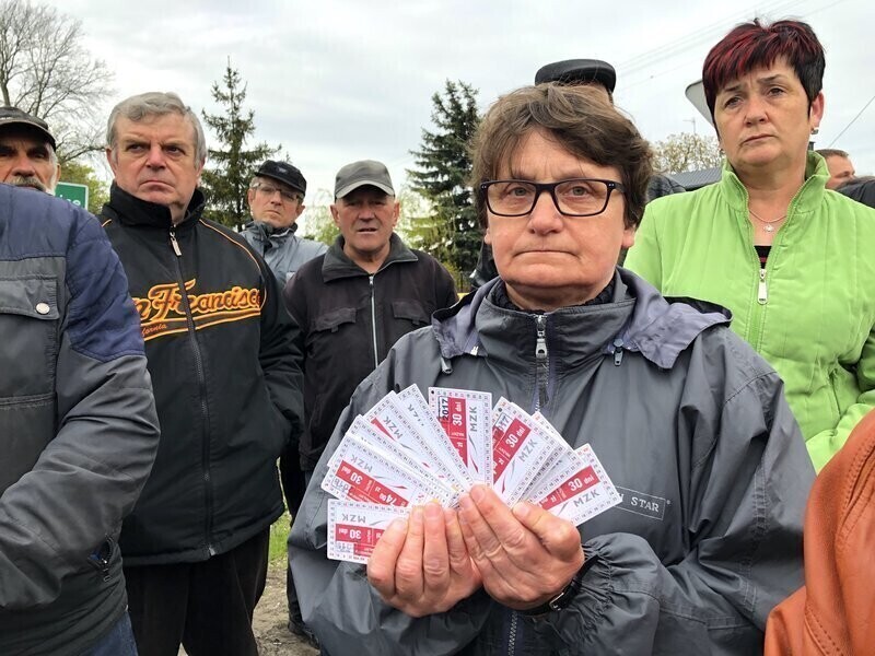 Kilkadziesiąt kilometrów objazdów a piesi odcięci od świata. Mieszkańcy protestują