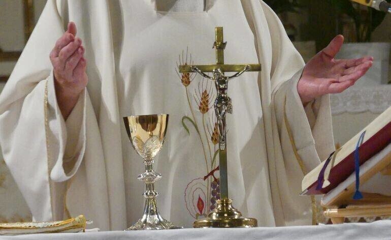 Poinstruowali księży jak mają się zachowywać wobec dzieci