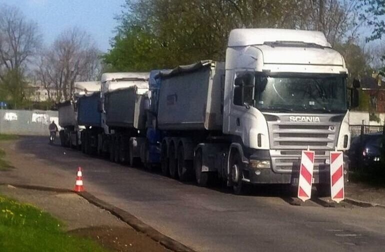 Ciężarówki utrudniają życie piotrkowianom z ul. Południowej