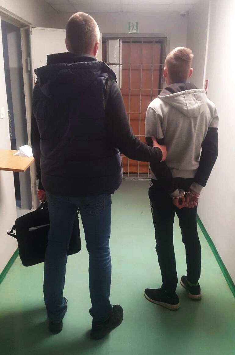 Kradli akumulatory 19-latków zatrzymała policja