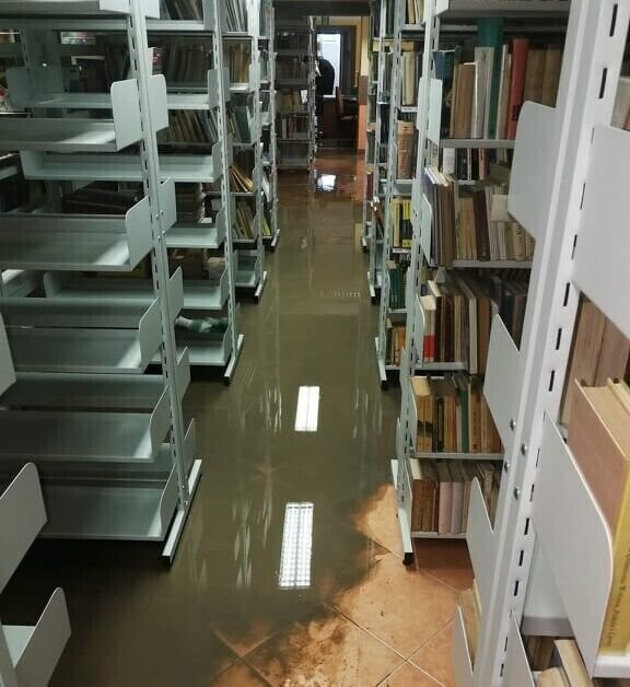 Zalało bibliotekę w Moszczenicy