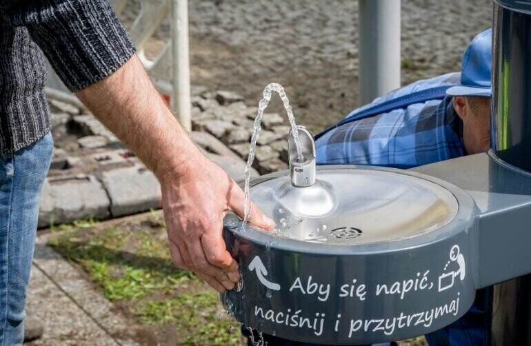 Ratunek dla spragnionych. W Bełchatowie mają źródełka wody pitnej