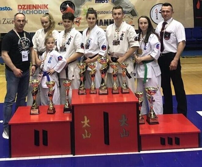 12 medali karateków