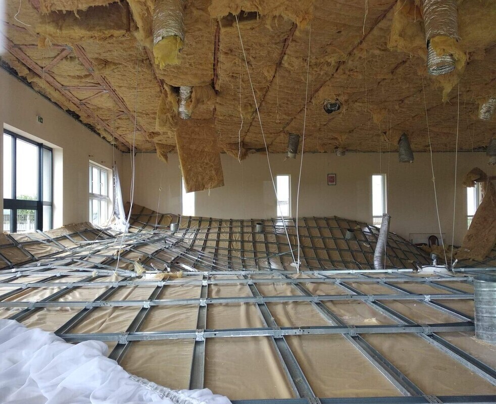 Zawalił się sufit w Domu Ludowym w Rokszycach