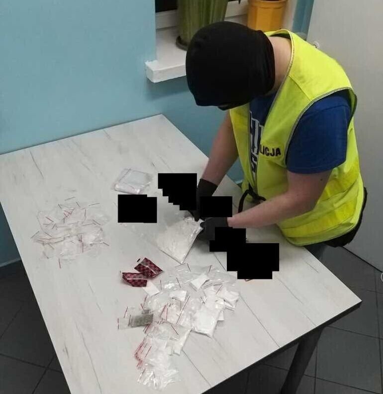 Za dopalacze posiedzi sprzedawca i klient