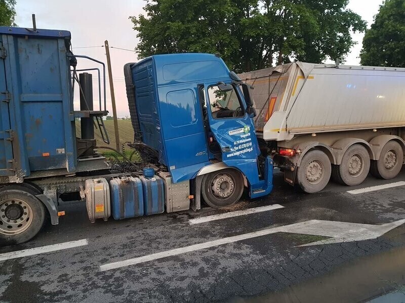 Wypadek na DK12. Zderzyły się ciężarówki