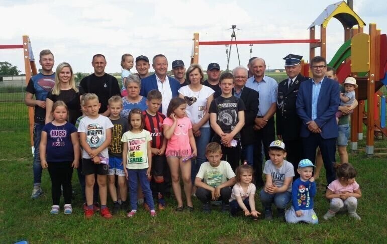 Nowoczesny plac zabaw oddany w Dzień Dziecka w Żywocinie