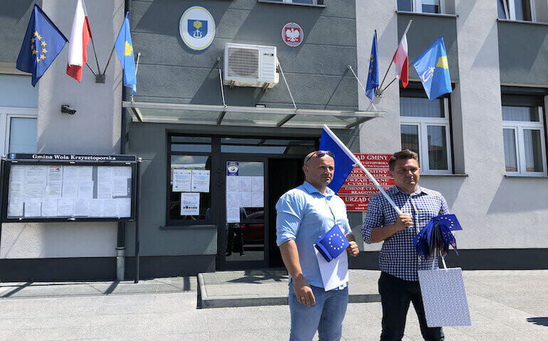 Brak unijnej flagi wywołał kontrowersje