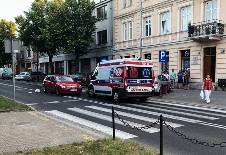 Pijany pieszy wtargnął na jezdnię