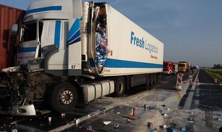 Kierowcy ciężarówek ranni w wypadku na A1