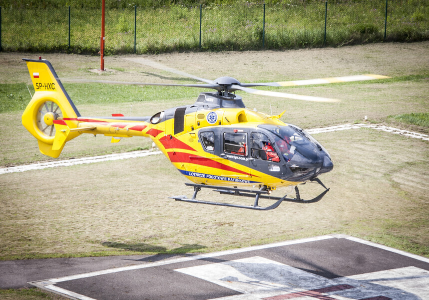 Na granicy powiatów zderzyły się ciężarówka i samochód dostawczy. Jeden z kierowców nie żyje