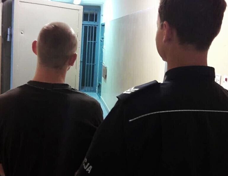 Ukradł szable i noże bojowe