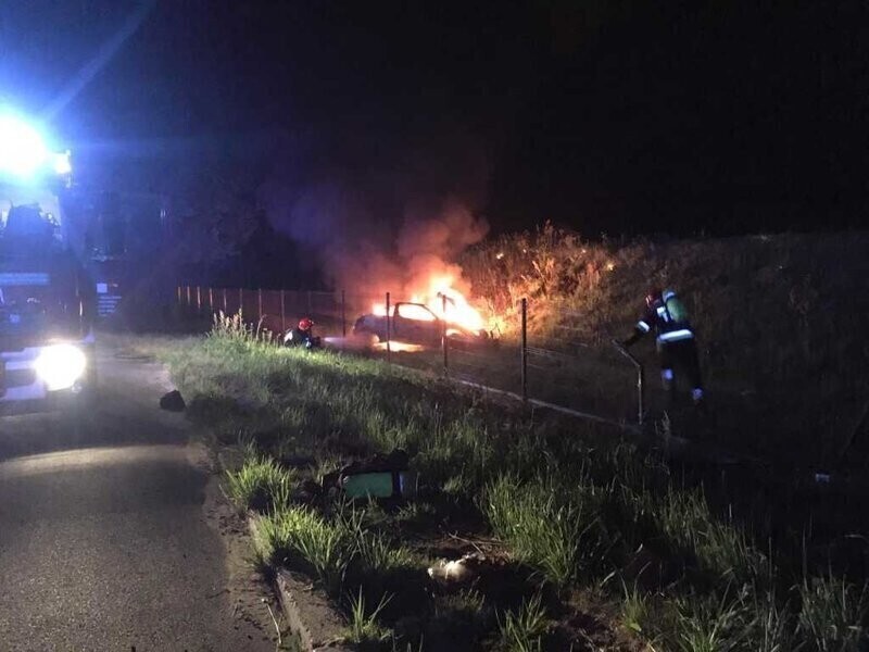 Młody mężczyzna zginął w płonącym aucie