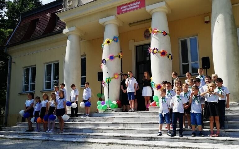 Zrewitalizowany park w Parzniewicach na zakończenie roku szkolnego