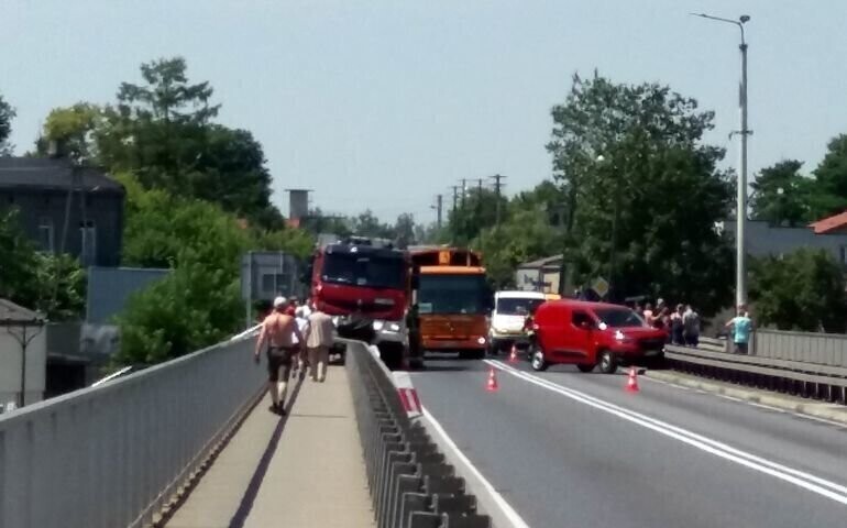 Za Sulejowem zderzyły się dwa tiry. Na moście kolizja z udziałem wozu strażackiego