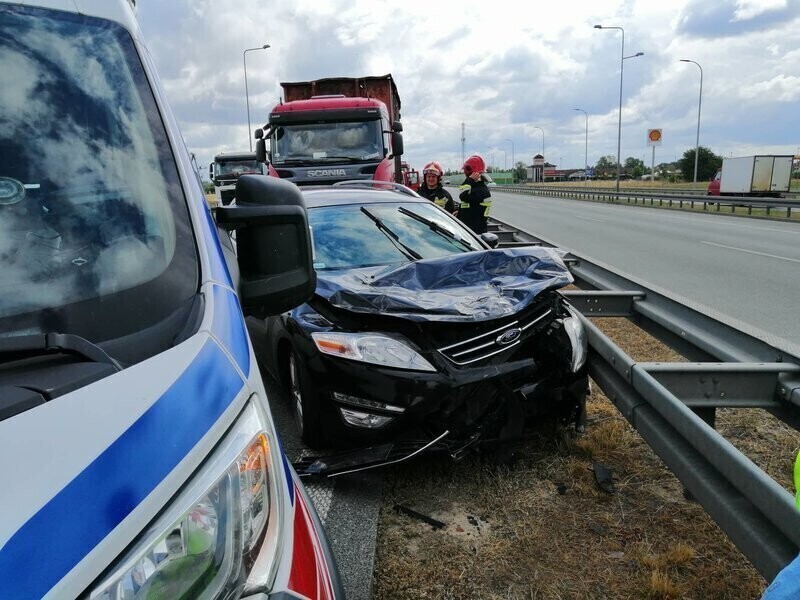 Zderzenie tira z osobówką na trasie S8