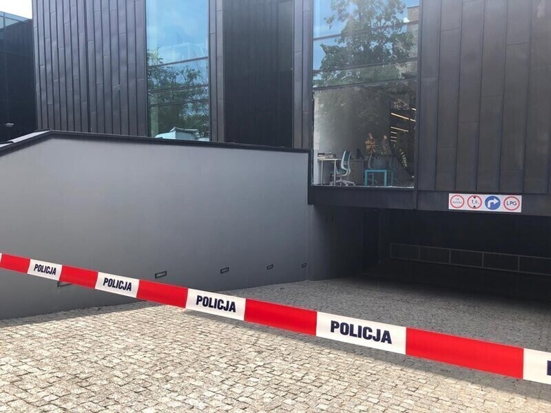 Policja ustaliła sprawców wybicia szyby w mediatece AKTUALIZACJA