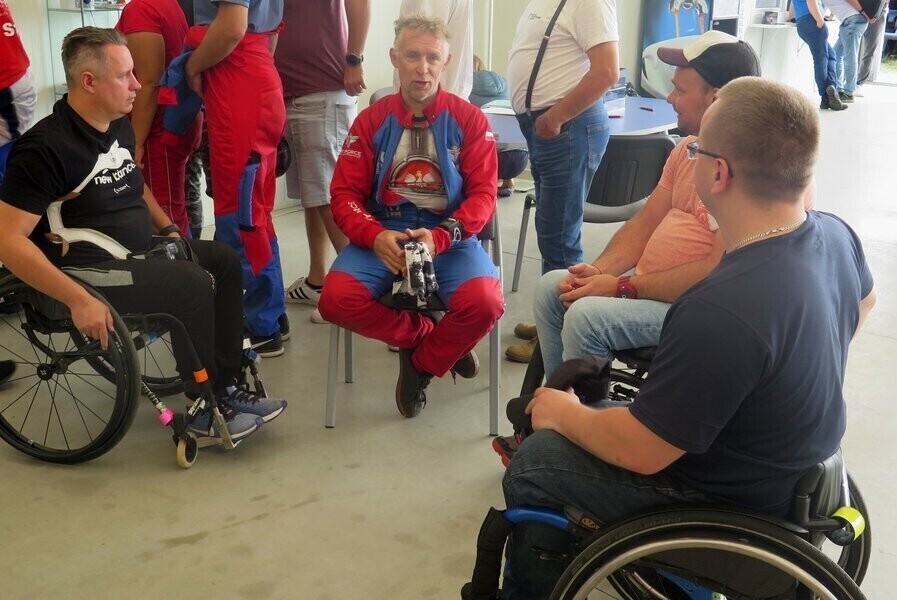 Osoby niepełnosprawne też mogą skakać ze spadochronem