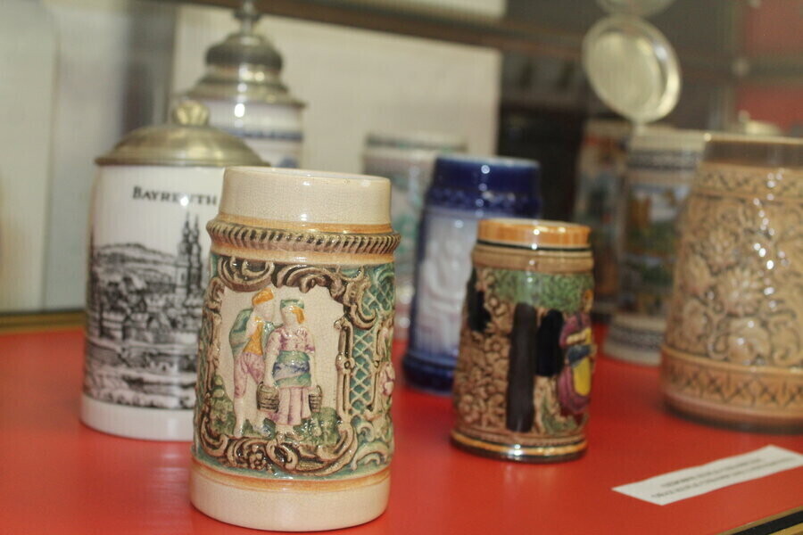 Stare kufle z zamkowej piwnicy