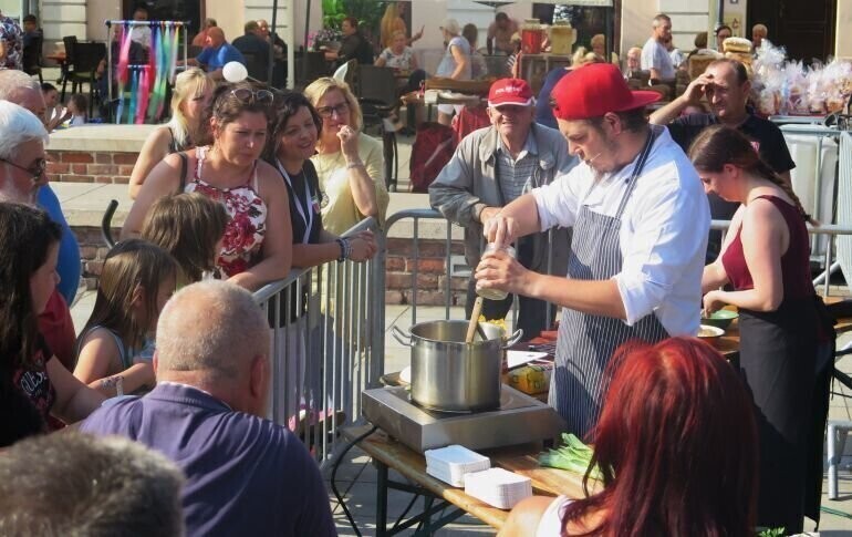 Jedni gotują inni próbują nalewek. Trwa Festiwal Smaku
