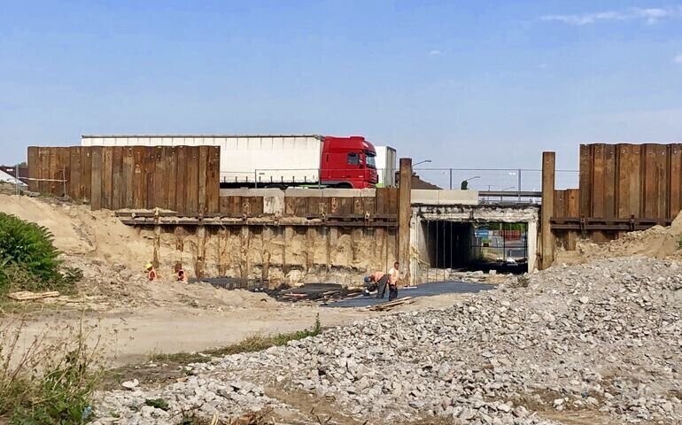 Na Twardosławickiej przejścia dla pieszych wciąż nie ma