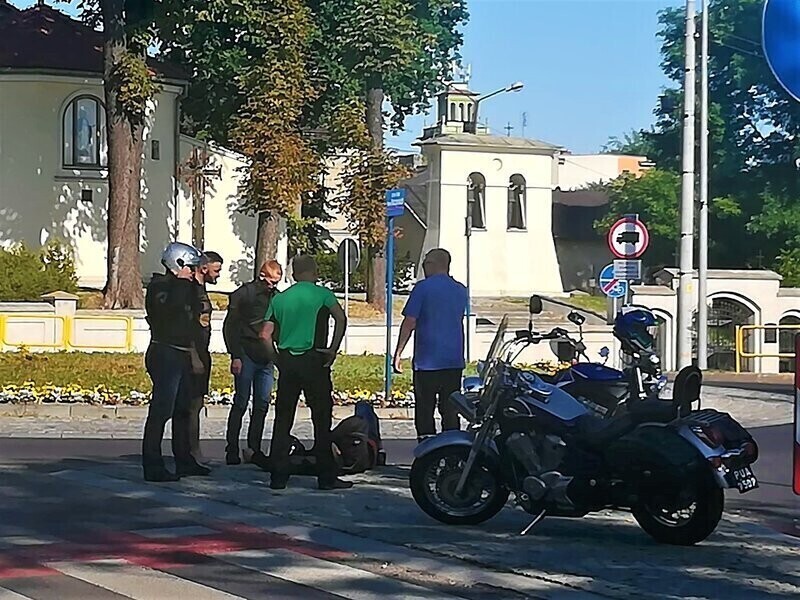 Wywrotka motocyklisty na bliźniaczych rondach