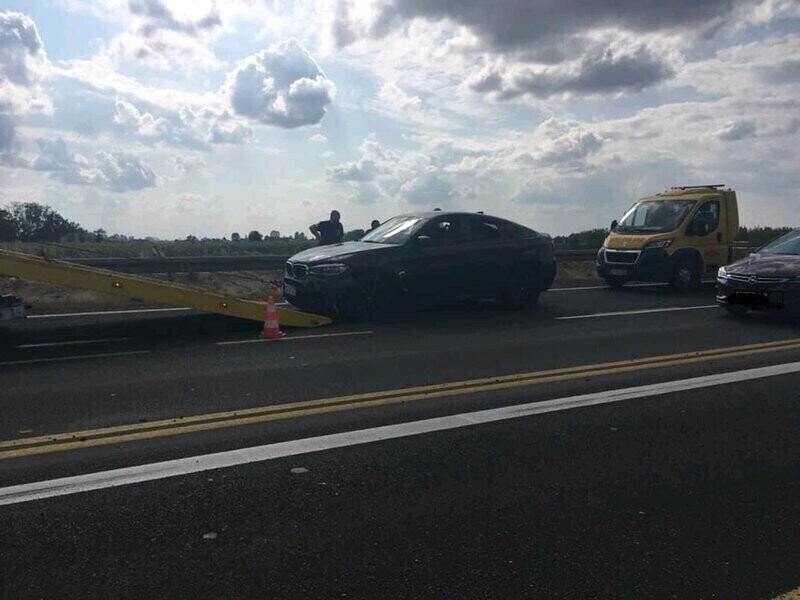 Znany dziennikarz staranował pachołki na DK 1 pod Piotrkowem. Wydmuchał prawie 3 promile