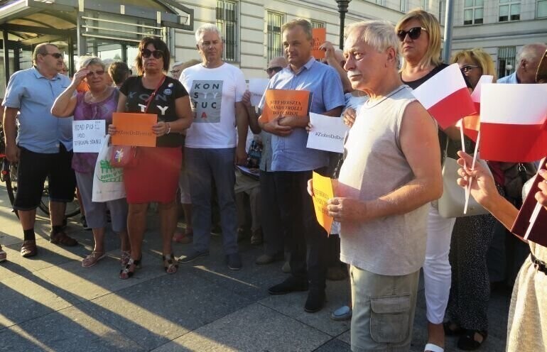 Ziobro musi odejść Protest przed sądem w Piotrkowie