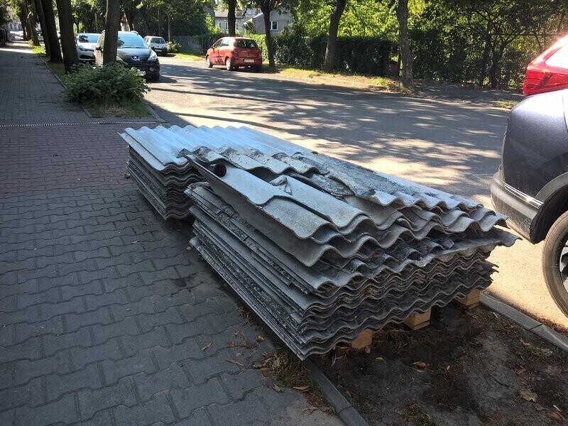 Niebezpieczne odpady przy ulicy Łódzkiej