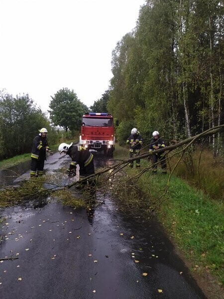 Zerwało dachy w powiecie