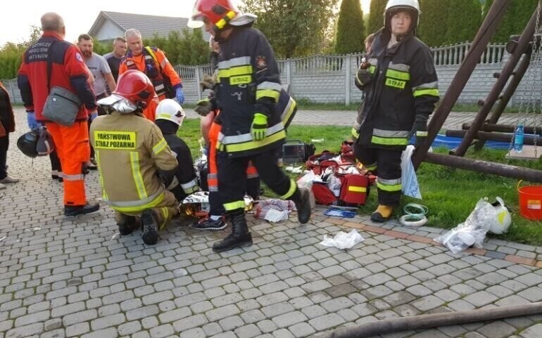 Pożar kotłowni na posesji w Podkałku. Mężczyzna z ciężkimi poparzeniami