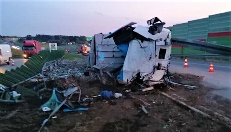 Tir przewrócił się i staranował bariery ochronne na S8