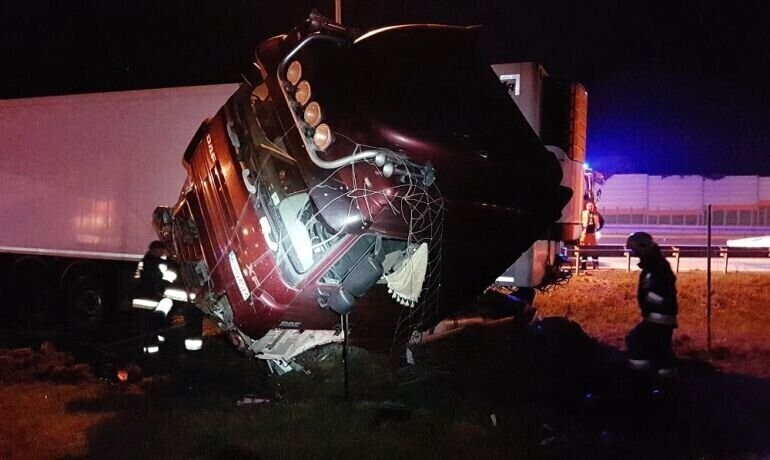 Kierowca ciężarówki wjechał w bariery na S8