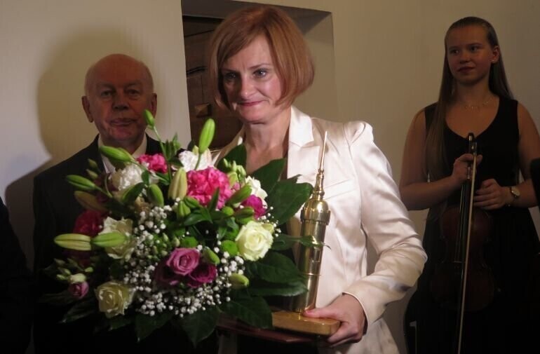 Ewa Izydorczyk-Grzelak ze Złotą Wieżą Trybunalską