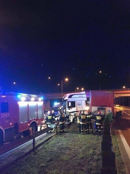 Ciężarówka wjechała w bariery na S8