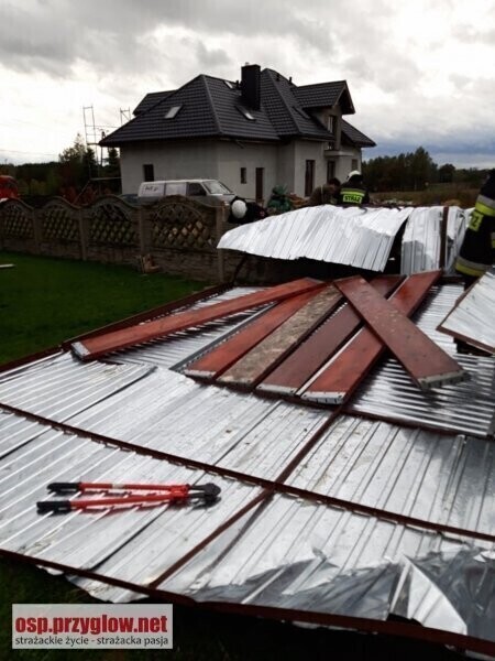 Uszkodzone budynki powalone drzewa. Wiatr dał się nam we znaki