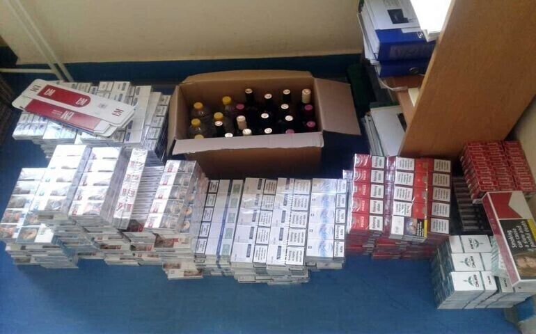 Miał w mieszkaniu papierosy i alkohol bez akcyzy. 61-latek z zarzutami