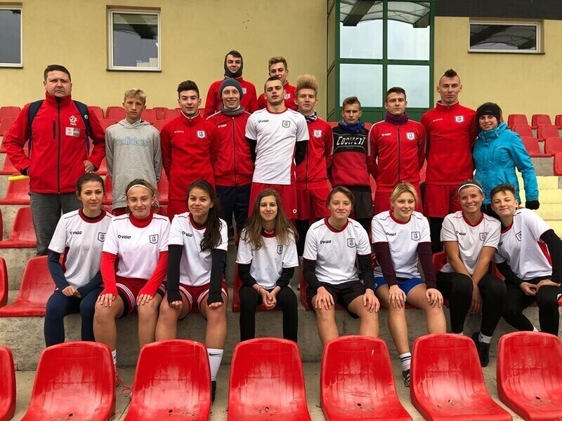 W sztafetowych biegach przełajowych zwyciężyli...