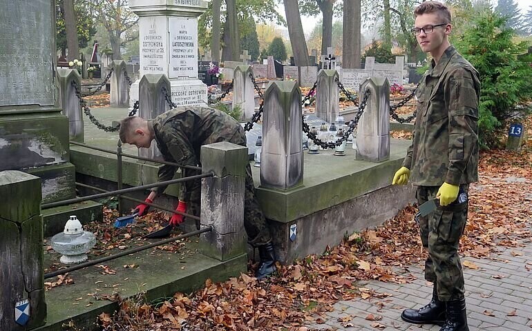 Posprzątali zaniedbane groby
