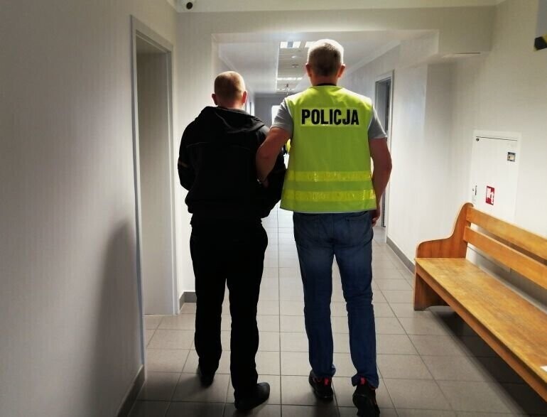 Pracownik firmy transportowej kradł przesyłki kurierskie