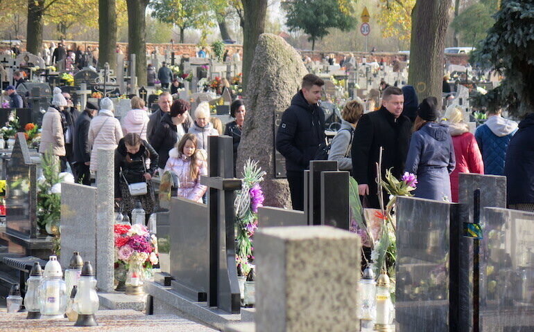 Piotrkowianie odwiedzali groby bliskich zmarłych