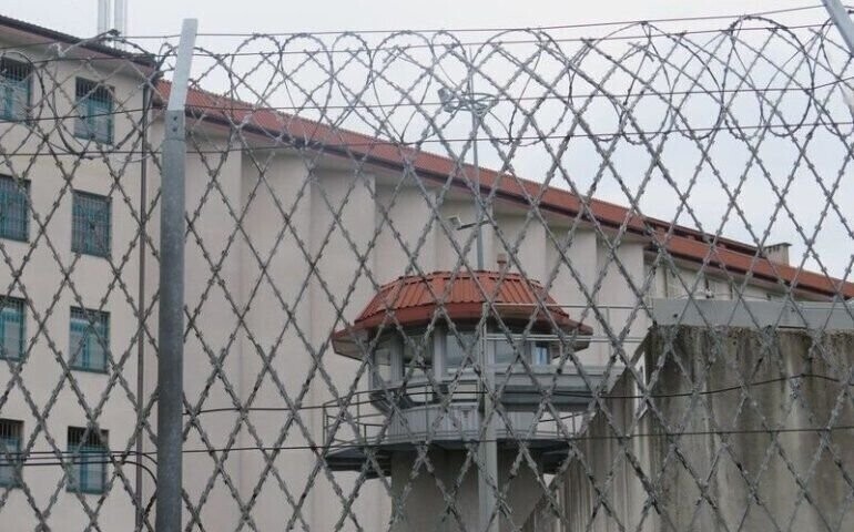 Próbowały dać więźniowi narkotyki podczas widzenia. Zawiniątka ukryły w ustach