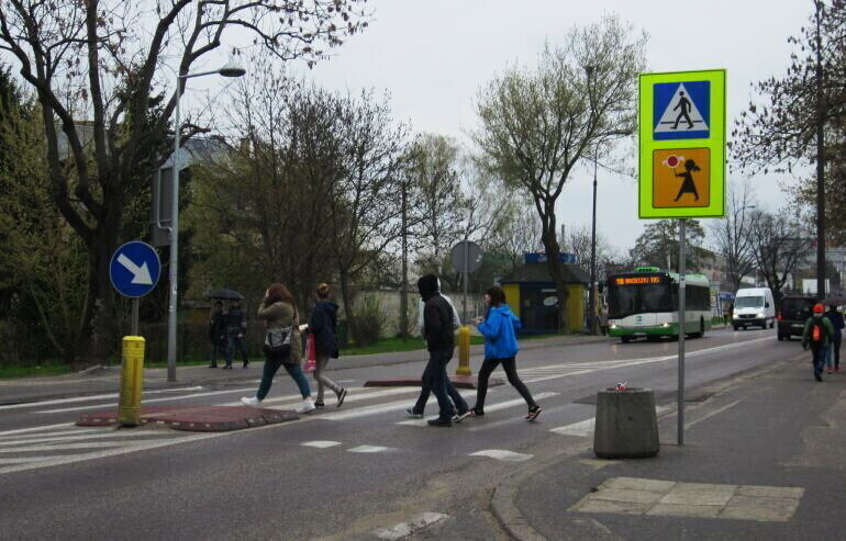 Próg przed każdym przejściem