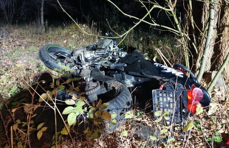 Stracił panowanie nad motocyklem i uderzył w drzewo. Zginął na miejscu