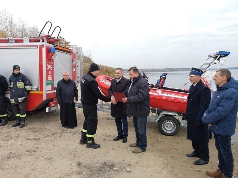 Druhowie z OSP w Rozprzy mają nową łódź