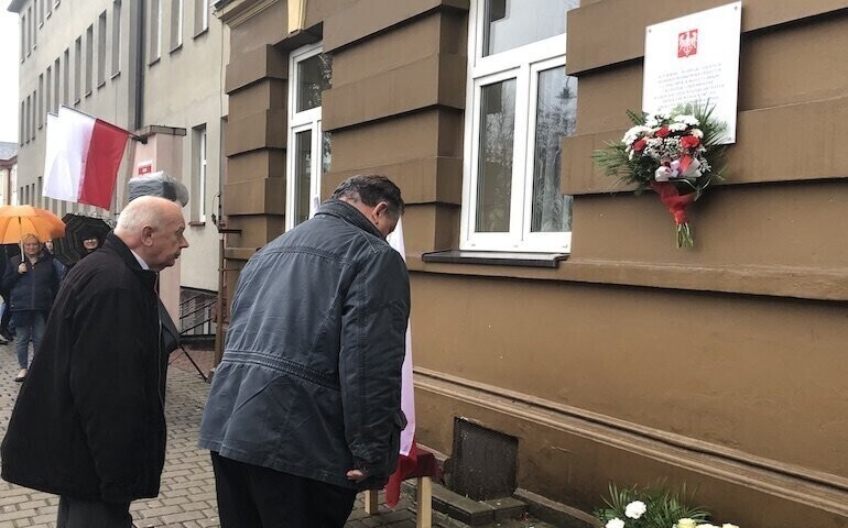 Pamiątkowa tablica znów wisi na ścianie dawnej Szkoły Polskiej